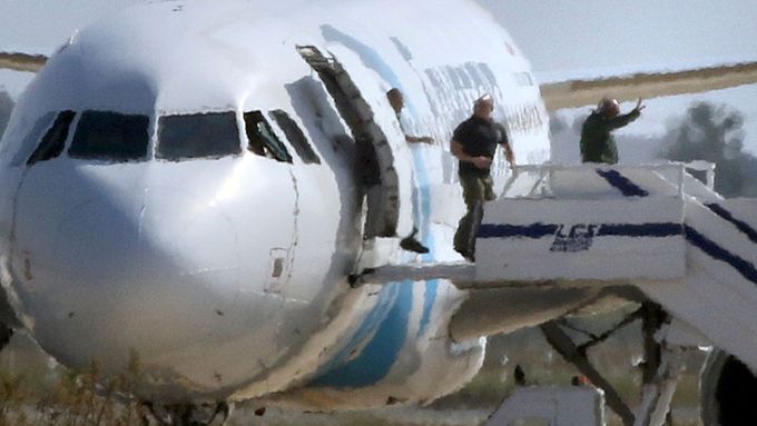 Útěk z uneseného letadla v Larnace.