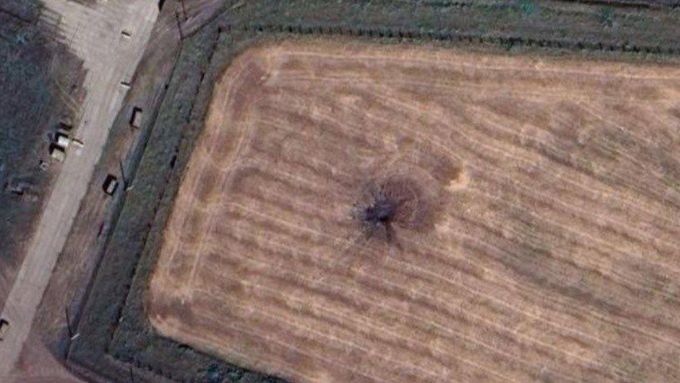 Oblast Starokostiantyniv. Ruská střela Kinžal po odchýlení nezasáhla cíl a explodovala v poli.