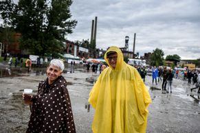 Fotky: Barvy ostravského deště. Festival Colours letos trápilo hlavně počasí