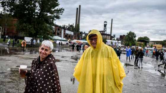 Fotky: Barvy ostravského deště. Festival Colours letos trápilo hlavně počasí