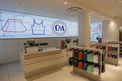 Oděvnímu řetězci C&A klesl v Česku zisk o čtyři pětiny