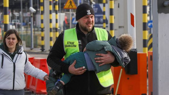 Foto: Únava a hodiny v kolonách. Tisíce lidí prchají před válkou přes polské hranice