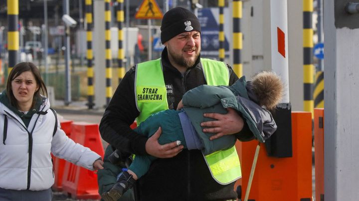 Ženy a plačící děti: Svědectví z polsko-ukrajinské hranice, před níž jsou tisíce lidí; Zdroj foto: Reuters