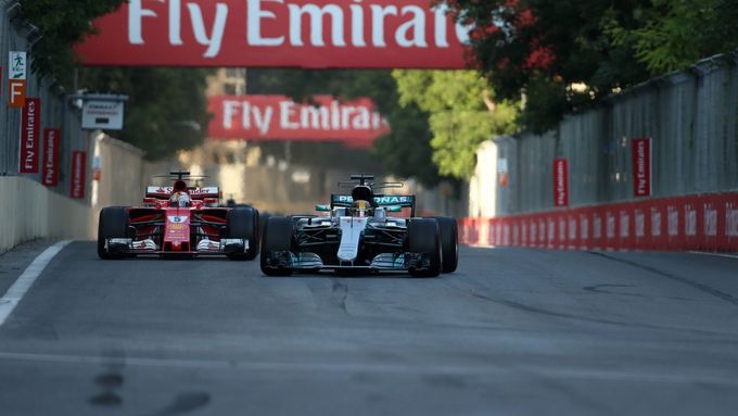 Lewis Hamilton a Sebastian Vettel si v Baku nedarovali ani centimetr trati.