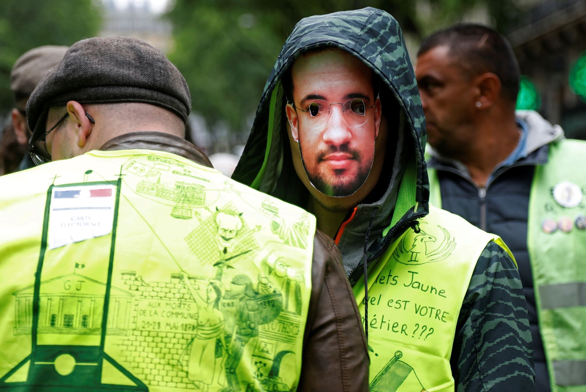 Účastníci sociálního protestu takzvaných žlutých vest blokovali od sobotního rána kruhové křižovatky na jihu Francie.