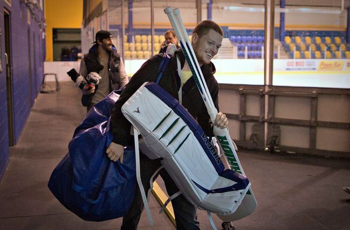 Brankář Cory Schneider přichází na trénink Vancouveru