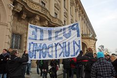Češi zadržovaní v Řecku opět žádají o propuštění