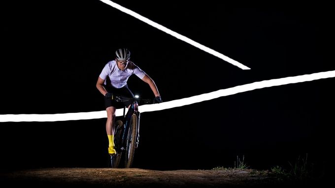 Foto: Temná jízda na Vysočině. Jeden cyklista, mnoho světel a dobrodružství