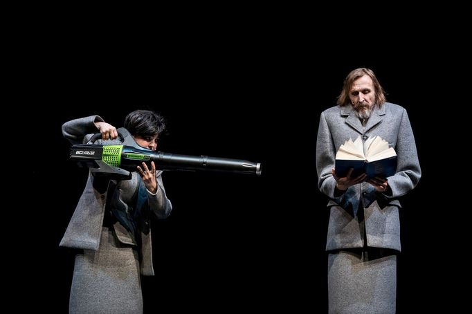 Herec Vladimír Javorský v inscenaci Poe.