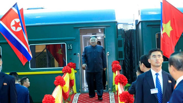 Foto: Zamával fanouškům, u limuzíny běhali bodyguardi. Kim přijel na summit s Trumpem