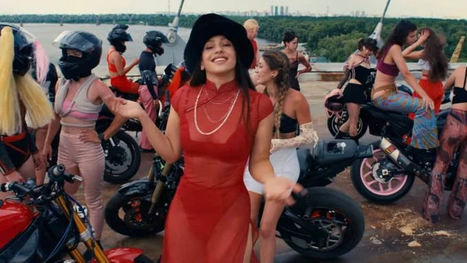 Do nedávného klipu Saoko přizvala Rosalía motorkářský gang akrobatek.