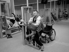 Klasický invalidní vozík není na cvičení v posilovně úplně vhodný, proto dost často Daniel Minster posiluje bez něj.