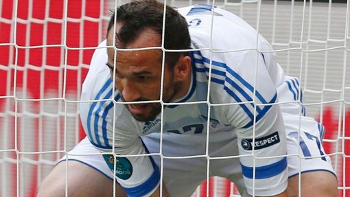 Fanis Gekas oslavuje vstřelený gól během utkání Řecka s Českou republikou v základní skupině A na Euru 2012.