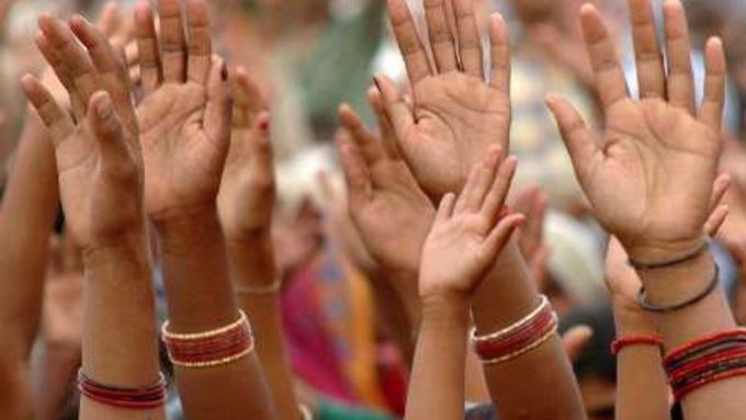 Indické ženy vyjadřují podporu předsedkyni vládnoucího Národního kongresu Soně Gándhíové. Předvolební kampaň v miliardové Indie pomalu začíná.