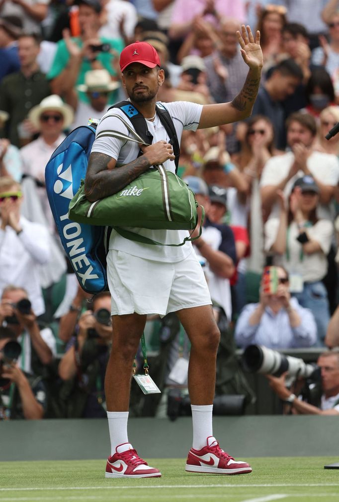 Nick Kyrgios v červených botách a kšiltovce