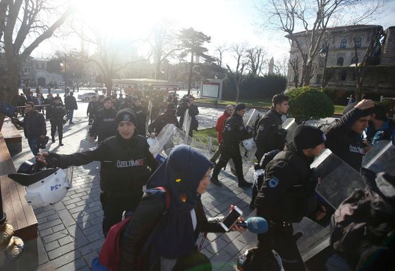 Policie zajišťuje oblast u místa výbuchu, k němuž došlo u Modré mešity na istanbulském náměstí Sultanahmet.