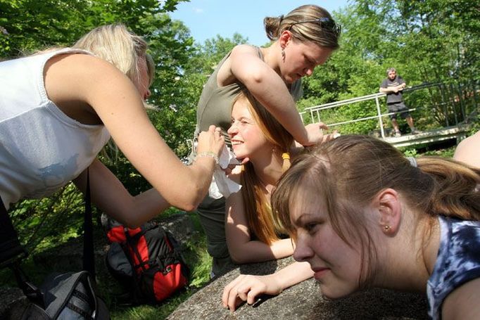 Když se záběr odpoledne skutečně točil, bylo ve stínu skoro 30°C a maskérky nestačily holky otírat od potu a natírat opalovacími krémy.