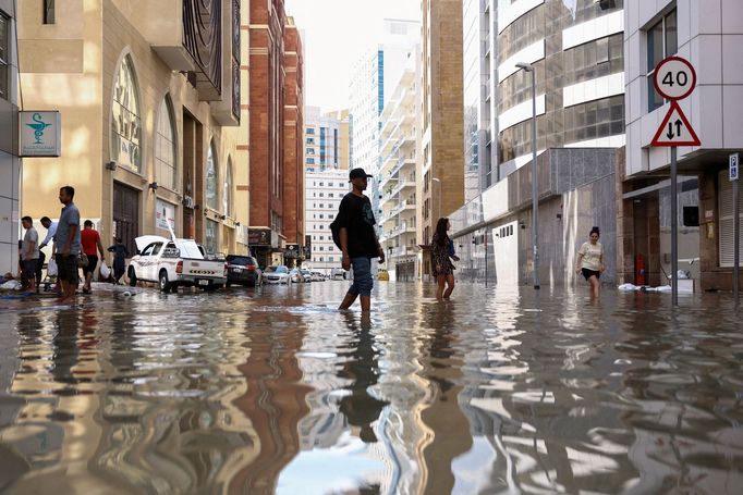 Záplava v Dubaji způsobená přívalovými dešti.