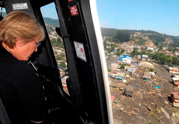 Prezidentka Michelle Bacheletová si z helikoptéry škody v Concepcion, asi 100 kilometrů od epicentra.