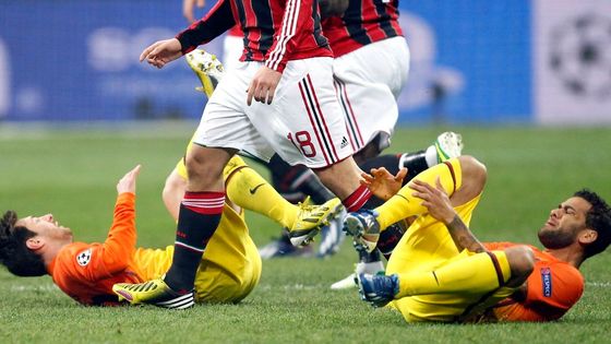 Prohlédněte si galerii ze středečních úvodních osmifinálových utkání fotbalové Ligy mistrů, hlavně ovšem ze San Sira, kde domácí AC Milán dokonale zaskočil Barcelonu.