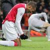 Útočník Arsenalu Thierry po neproměněné šanci proti CSKA Moskva v zápase Ligy mistrů.