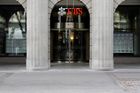 Šéf švýcarské banky odstoupil kvůli skandálu makléře