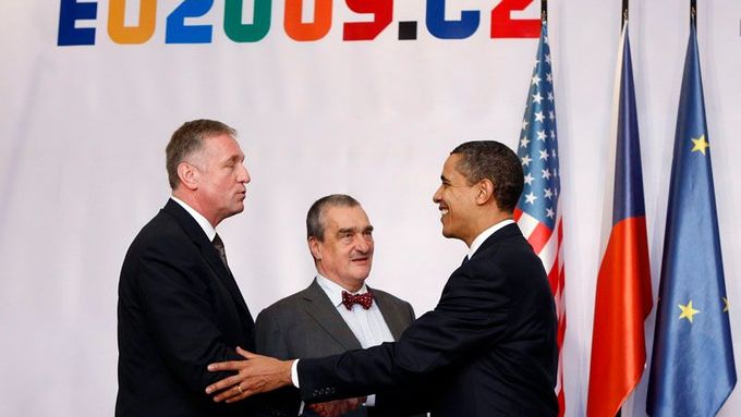 Mirek Topolánek, Karel Schwarzenberg a Barack Obama pod logem českého předsednictví.