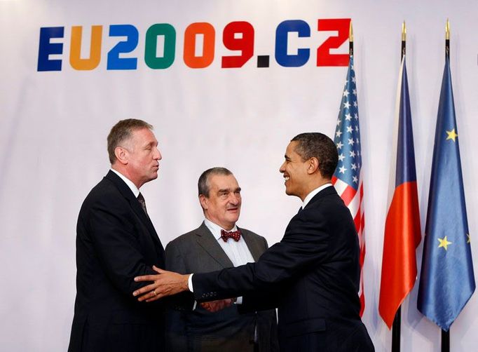 Mirek Topolánek, Karel Schwarzenberg a Barack Obama pod logem českého předsednictví.