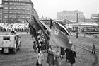 Snímek z roku 1952 zachycuje jeden z průvodů žen "ze všech částí hlavního města, které směřovaly k Průmyslovému paláci na Starém výstavišti v Praze, kde ústřední akční výbor Národní fronty pořádal manifestaci u příležitosti Mezinárodního dne žen".