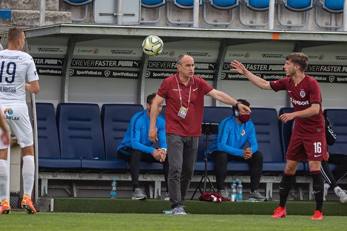 30. kolo fotbalové Fortuna:Ligy 2019/20, Slovácko - Sparta: Hostující trenér Václav Kotal a Michal Sáček.