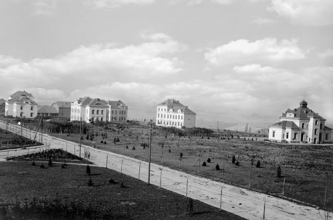 Pohled na část areálu ústav pro choromyslné v Bohnicích u Prahy (dnešní Psychiatrická nemocnice Bohnice) v roce 1925.