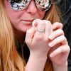 Fanoušci Michaela Jacksona se loučí s králem popu na Staroměstském náměstí v Praze