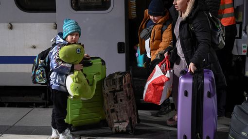 Ukrajinské rodiny přijely z Polska na berlínské vlakové nádraží.