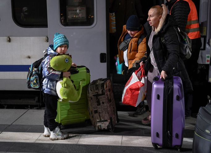 Ukrajinské rodiny přijely z Polska na berlínské vlakové nádraží.