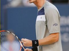 Brit Andy Murray se raduje z úspěšného úderu v semifinále US Open proti Rafaelu Nadalovi.