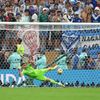 Finále MS ve fotbale 2022, Argentina - Francie: Emiliano Martínez chytá penaltu Kingsleymu Comanovi