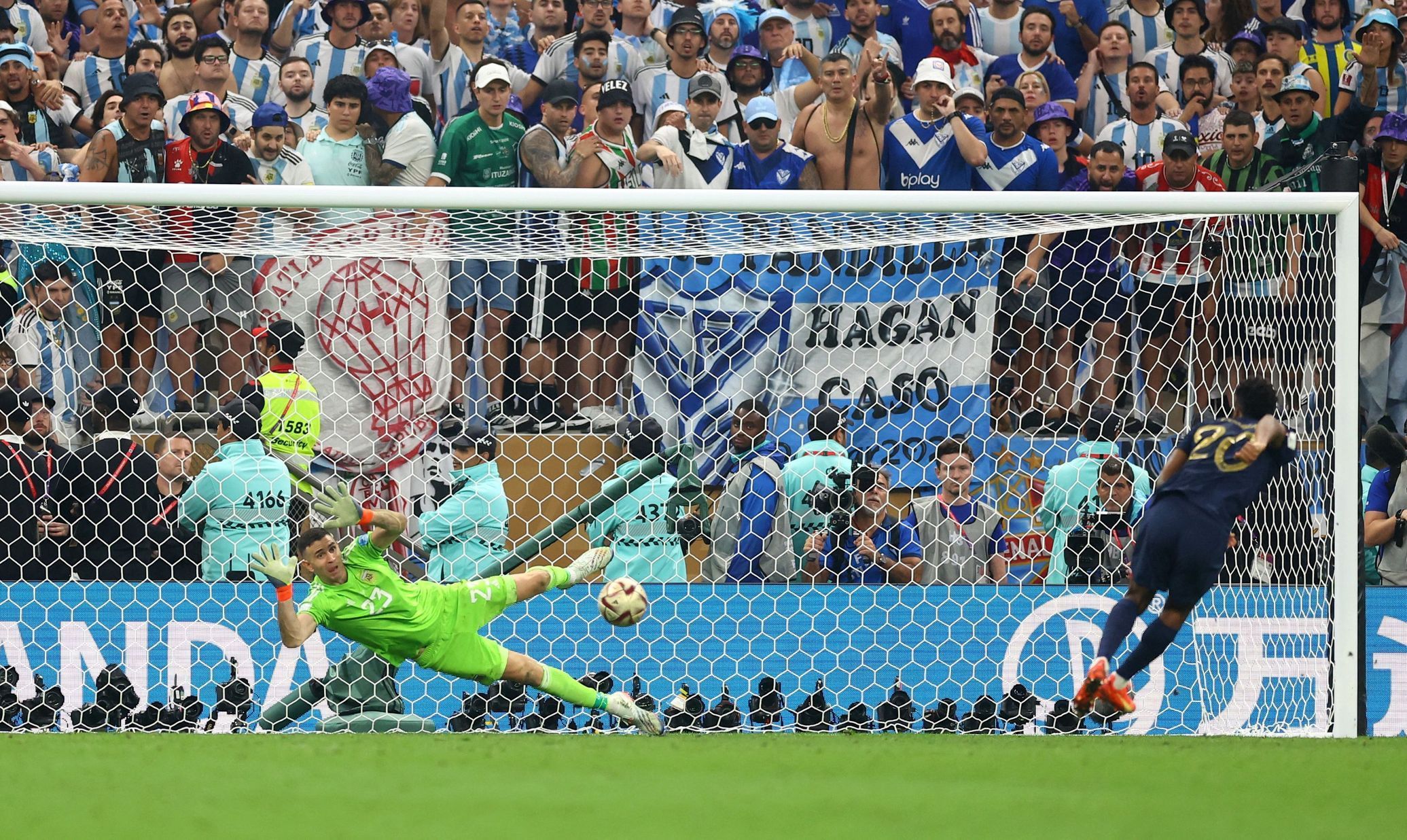 Finále MS ve fotbale 2022, Argentina - Francie: Emiliano Martínez chytá penaltu Kingsleymu Comanovi