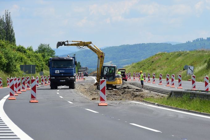 Na hlavním silničním tahu mezi Bělotínem a Novým Jičínem začala 10. června stavba první etapy nového úseku dálnice D48, vznikne rekonstrukcí silnice I/48.