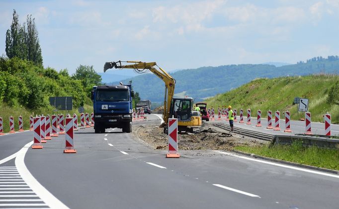 Na hlavním silničním tahu mezi Bělotínem a Novým Jičínem začala 10. června stavba první etapy nového úseku dálnice D48, vznikne rekonstrukcí silnice I/48.