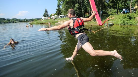 Skoro jako Mitch Buchannon z Pobřežní hlídky. Jen místo amerického seriálového hrdiny se vrhá do vody opravdový obchodní manažer Aleš Vančura, který ve svém volnu dobrovolničí jako vodní záchranář.