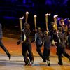 Sedm mladých sportovců zapaluje olympijský oheň na zahajovacím ceremoniálu OH 2012 v Londýně.