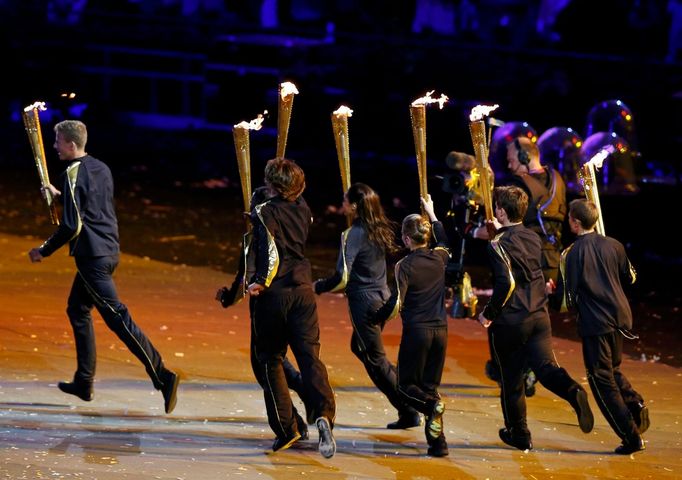 Sedm mladých sportovců zapaluje olympijský oheň na zahajovacím ceremoniálu OH 2012 v Londýně.