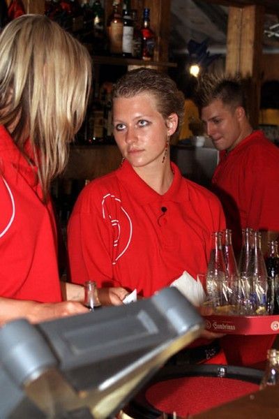 Bar - Zahajovací párty - Soutěžící v akci