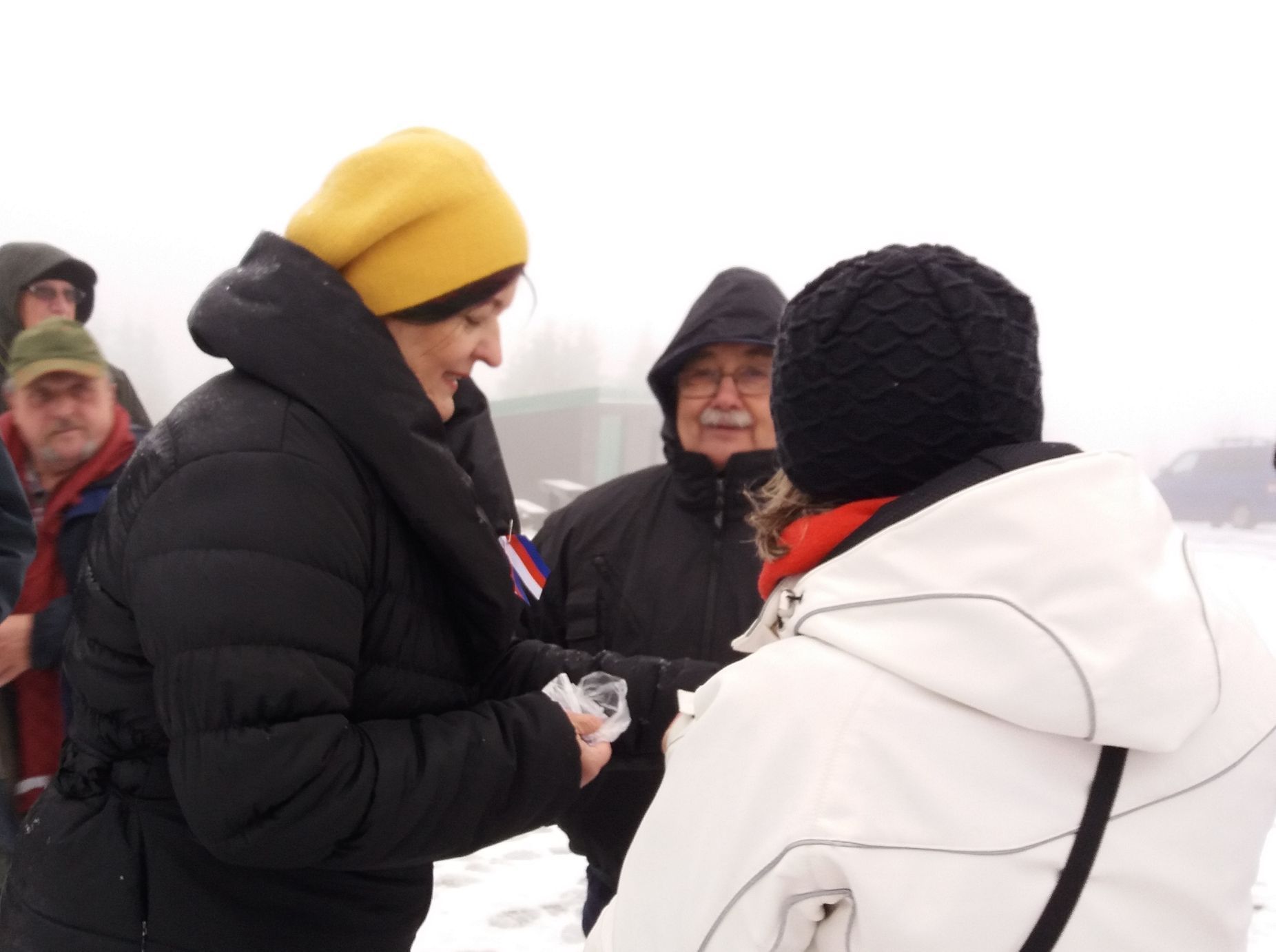 100 let republiky -  oslava u Masarykovy chaty na zasněženém Šerlichu (1019 m.n.m.)