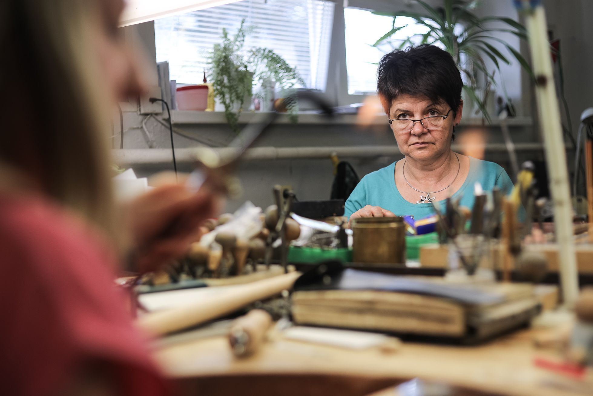 Výroba šperků z granátů, firma Granát Turnov