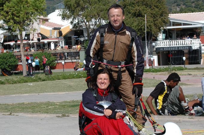 Podzim v Turecku. Přistání na pláži - pilot Jarda, pasažérka Etela.