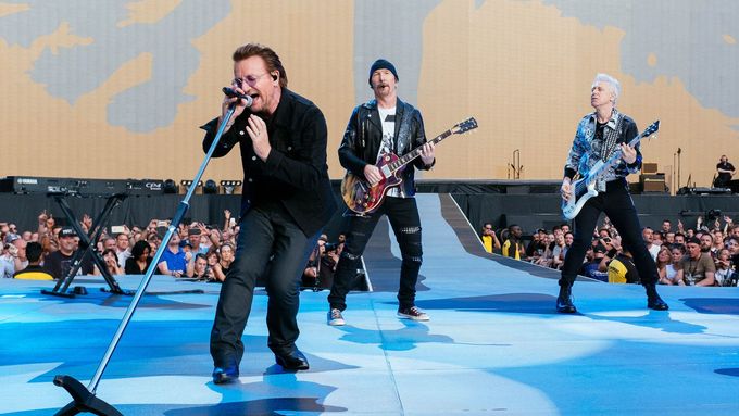 U2 v čele se zpěvákem Bonem (vlevo) na koncertu v Londýně, 2017.