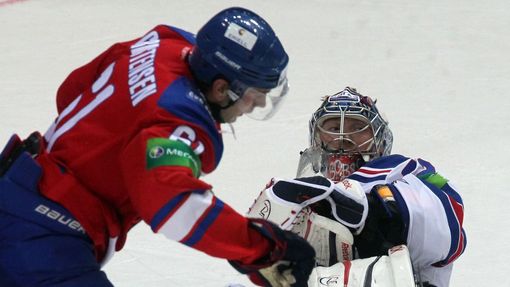 Hokejista Lva Praha Erik Christensen se snaží prostřelit Sergeje Bobrovského v utkání KHL proti SKA Petrohradu.
