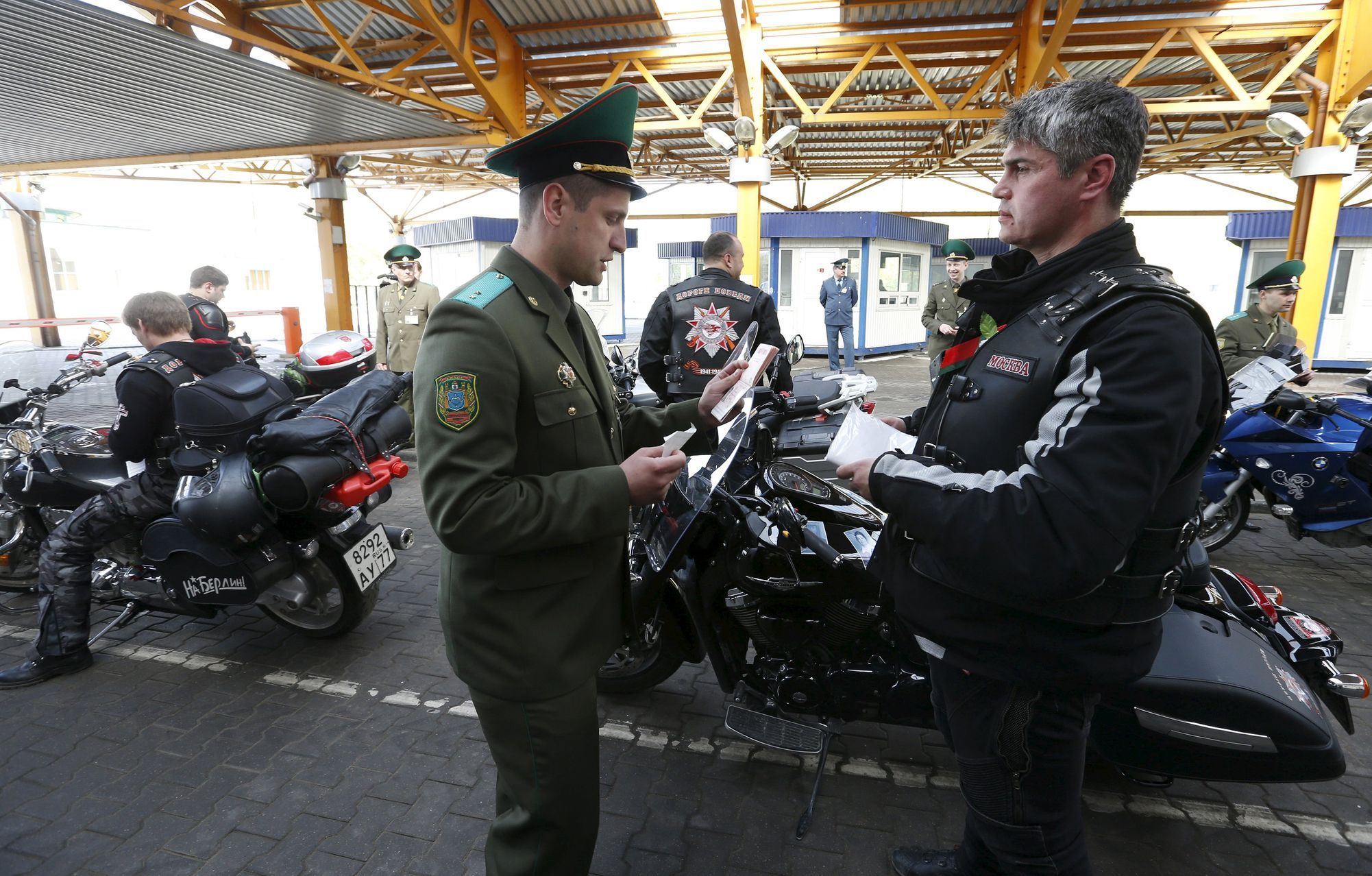 Běloruský pohraničník kontroluje členy motorkářského klubu Noční vlci.
