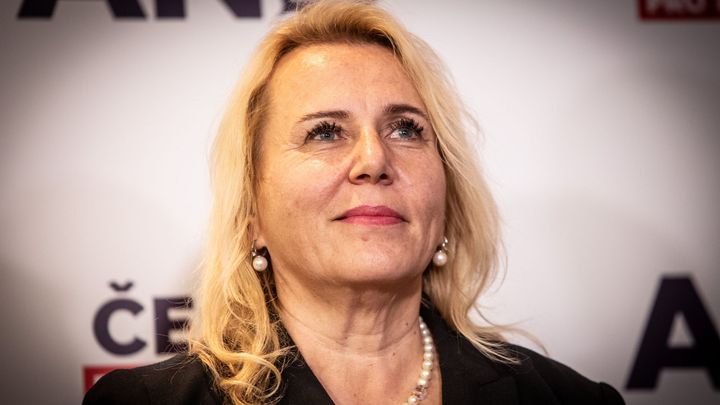 Pracovala zároveň pro poslankyni ANO i ministra Bartoše. Nový šéf resortu ji vyhodil